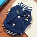 Dettaglio della giacca da baseball in pile per cani con anelli a D e ricamo a orsetto - XS / Blu navy