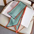 Sciarpa twilly in seta verde acqua con motivo floreale e bordo arancione su sedia grigia - 15*150cm / Blu