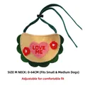 Dettaglio macro della bavaglino lavorato a maglia per animali con ricamo e lacci - M / Bordo Verde Cuore (LOVE ME)