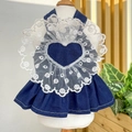 Dettaglio dell'abito in denim per animali con colletto in pizzo e ritaglio a cuore - L / Blu scuro