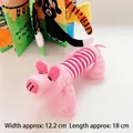 Detalle de juguete de peluche cerdito a rayas rosas con dimensiones 12,2cm x 18cm - Cerdo Rosa