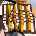 Pañuelo de seda cuadrado con diseño de bloques geométricos en amarillo y verde - 53*53cm / café