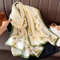 Eleganter elfenbeinfarbener Seidenschal mit Blumenmuster und grünem Rand auf Zubehör - 90x180cm / Beige