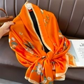 Eleganter orangefarbener Seidenschal mit Blumenmuster auf schwarzem Kleid mit Accessoires - 90x180cm / Orange