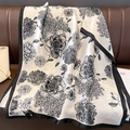 Elegante foulard in seta avorio con motivi floreali neri e bordi neri su pelle - 90*180cm / Beige