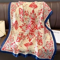 Sciarpa di seta con motivi paisley e bordo blu scuro su un divano in pelle - 90*180cm / Rosso Beige (F-398)