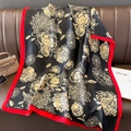 Dettaglio di sciarpa di seta vintage a fiori con bordo rosso su un divano in pelle - 90*180cm / Nero