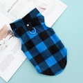 Dettaglio del gilet in pile scozzese blu per cani con anello a D in metallo per guinzaglio - S / Quadri Blu e Neri