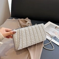 Elegante pochette da sera con perle bianche e file verticali con chiusura ad anello - Argento (Motivo a Strisce Verticali-5009)
