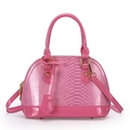 Sac à main rose brillant à motif serpent avec finitions dorées en vue principale - Rose