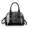 Sac bandoulière en similicuir serpent noir vernis avec boucles métalliques dorées - Noir