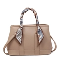 Elegante kaki bucket bag met lychee textuur en geometrische zijden sjaal om handvat - Abrikoos