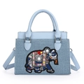 Sac bandoulière bleu clair avec broderie éléphant ethnique et détails de perles - Bleu