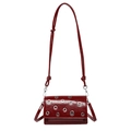 Bolso bandolera pequeño rojo oscuro con ojales plateados y correa ajustable - Burdeos