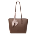 Sac cabas marron en cuir grainé avec foulard pied-de-poule élégant sur l'anse - Biscuit