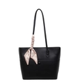 Bolso tote negro de piel granulada con pañuelo de pata de gallo en el asa - Negro