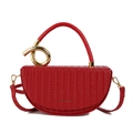 Sac à main rouge en forme de lune avec texture tressée et détails de nœuds dorés - Rouge