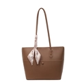 Bolso tote marrón de cuero con textura litchi y detalle de pañuelo en el asa - Caqui