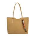 Elegante borsa tote in pelle scamosciata kaki con ciondolo in legno e spalline sottili - Cachi