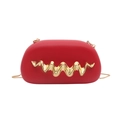 Pochette da sera rossa con motivo a onde, finiture dorate e tracolla a catena - Rosso