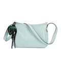 Borsa tote verde menta chiaro in finta pelle con ciondolo a fragola e borchie d'oro - Blu
