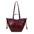 Grand sac cabas rouge vin minimaliste avec texture plissée brillante et bandoulière large - Bordeaux