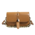 Bolso bandolera minimalista de cuero tostado con llamativa correa de cadena dorada - Marrón