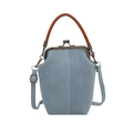 Hellblaue Jeans-Muscheltasche mit braunem Griff und verstellbarem Schultergurt - Hellblau