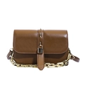 Bolso bandolera de cuero marrón oscuro con cadena dorada y cierre metálico elegante - Marrón
