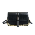 Bolso bandolera negro clásico con colgante de candado dorado y cadena gruesa en fondo blanco - Negro