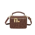 Bolso caja vintage con estampado de leopardo, cremallera dorada y asa sobre blanco - Marrón