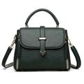 Bolso de mano en cuero verde oscuro con textura de lichi y detalles metálicos de corazón - Verde