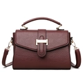 Elegante weinrote Handtasche mit Lederstruktur und goldener Schnalle für Damenmode - Burgunderrot