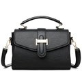 Schicke schwarze Handtasche mit Kieselmaserung, goldener Schnalle und Schultergurt - Schwarz