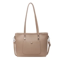 Bolso tote de cuero beige con grabado de lichi y correas en una vista frontal limpia - Albaricoque