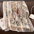 Dettaglio di una sciarpa in seta con stampa floreale e uccelli su un divano in pelle - Taglia unica / Satin con Stampa Floreale e Uccelli Bianca