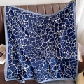 Dettaglio ravvicinato di un foulard in twill con motivo geometrico blu e bianco elegante - Blu navy