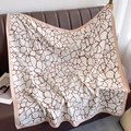 Grande sciarpa quadrata in seta twill con stampa a ciottoli marroni e bordo in raso - Beige