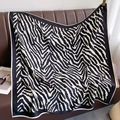 Gros plan d'un foulard carré en soie à motif zèbre sur une surface en cuir brun - Rayures de Zèbre Bord Blanc (XW-77)