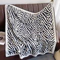 Carré de soie classique à motif zèbre noir et blanc posé sur un support en cuir - Rayures de Zèbre Bord Noir (XW-77)