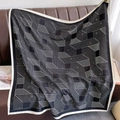 Vue détaillée d'un grand foulard en soie à motif géométrique noir et blanc élégant - 90*90cm / Noir