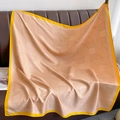 Carré en soie champagne avec motifs géométriques et bordure jaune sur canapé cuir - 90*90cm / Kaki