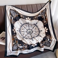 Detail van zijden sjaal met nautische print van vintage schip, ankers en stuurwiel - Beige-Zwart