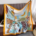Detail eines geometrischen Seidentuchs auf einem Ledersofa mit orangefarbenen Rändern - 90x90cm / Gelb (XW-80)