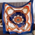 Dettaglio macro di foulard in seta barocca blu e arancione con motivi a catena dorata - Blu navy