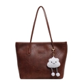 Grande borsa tote retrò marrone scuro in pelle PU con ciondolo in peluche nuvola - Marrone (Con Ciondolo)
