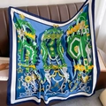 Dettaglio di sciarpa in seta con motivi equestri vintage su divano in pelle - 90*90cm / Blu (XW-109)