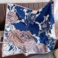 Grande foulard quadrato in seta con stampa floreale blu navy, crema e rose rosa - Blu Notte Rosa