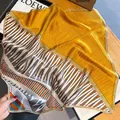 Foulard quadrato in seta con motivi geometrici giallo senape su sfondo di legno - 65*65cm / Giallo