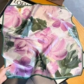Elegante foulard di seta quadrato con stampa floreale a olio su fondo in legno - Bandana / Fiore Rosa